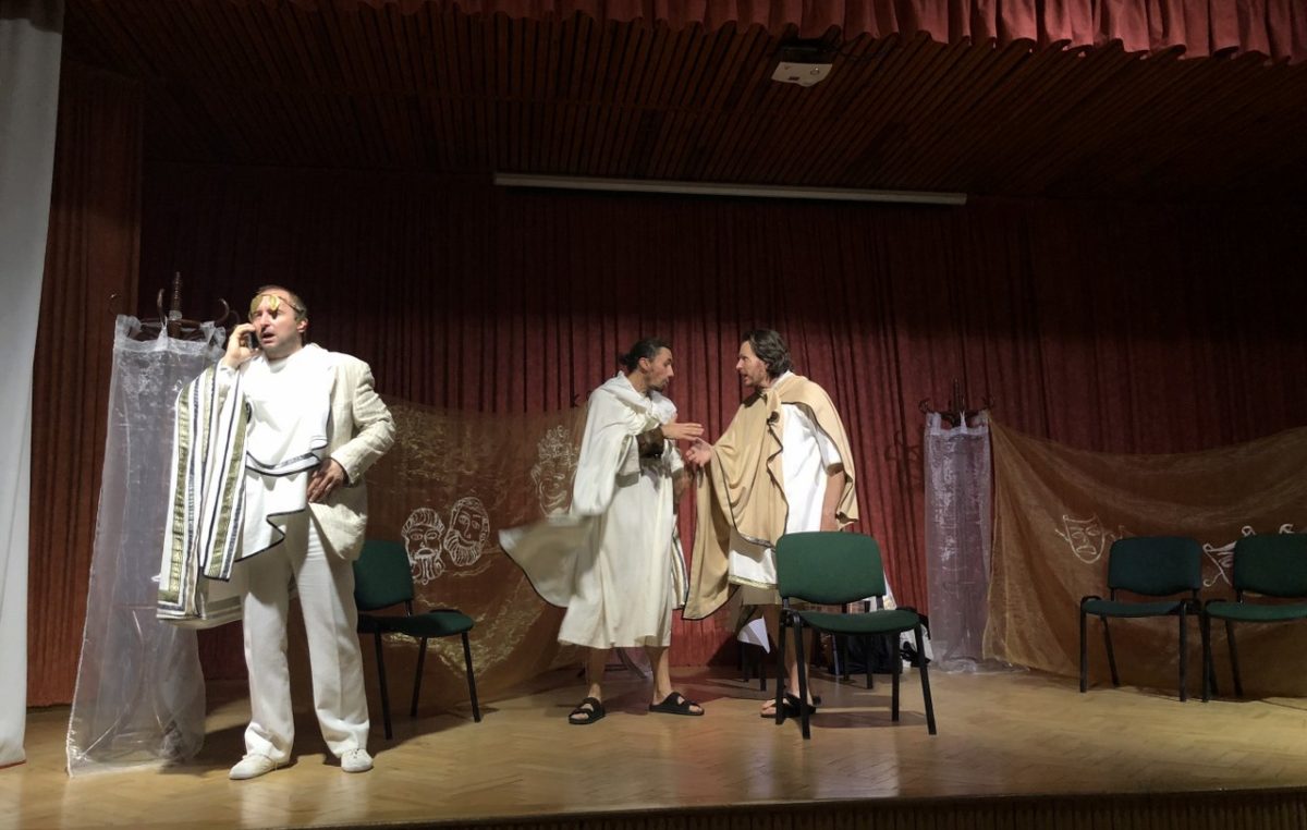 5 listopada 2018 – Odwiedził nas sam Dionizos!…, czyli lekcja literatury antycznej na szkolnej scenie.