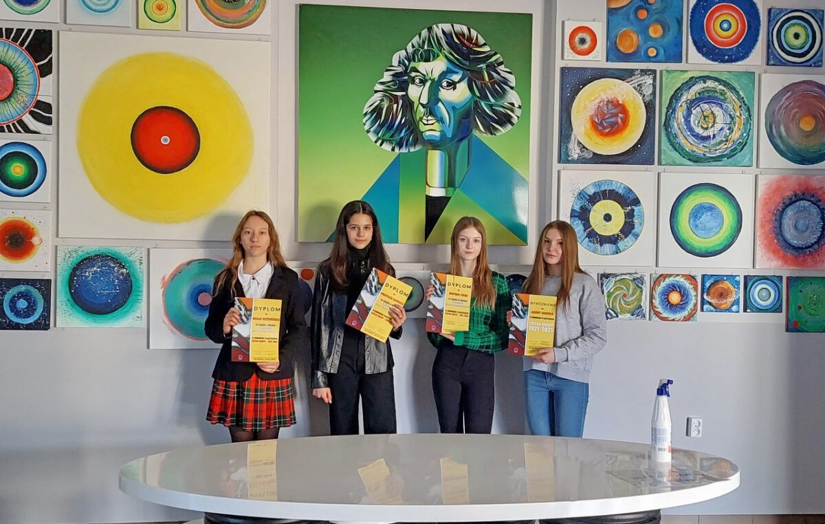 6 marca 2022 – Laureatki konkursu plastycznego          „Stefan Knapp – 1921-2021”