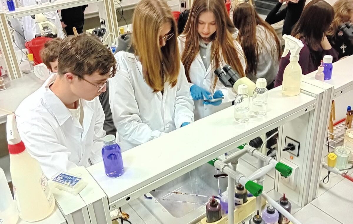 14 lutego 2025 – Zajęcia laboratoryjne na Uniwersytecie Medycznym