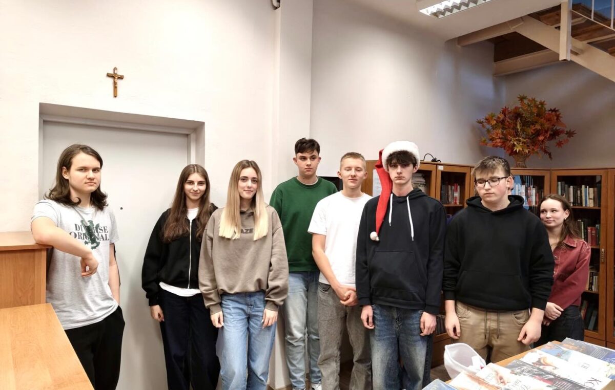 5 grudnia 2025 – Mikołajki w bibliotece szkolnej – świąteczna atmosfera wśród książek