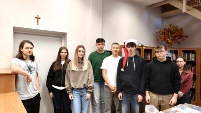 5 grudnia 2025 – Mikołajki w bibliotece szkolnej – świąteczna atmosfera wśród książek